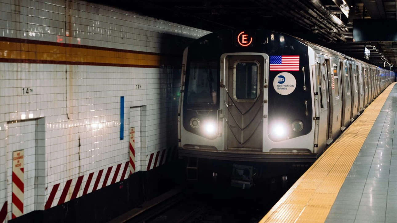 Woman Accidentally Brushes Against a Stranger on the NYC Subway, Then Glances at Their Phone and Instantly Regrets It: “This Is the Kicker”